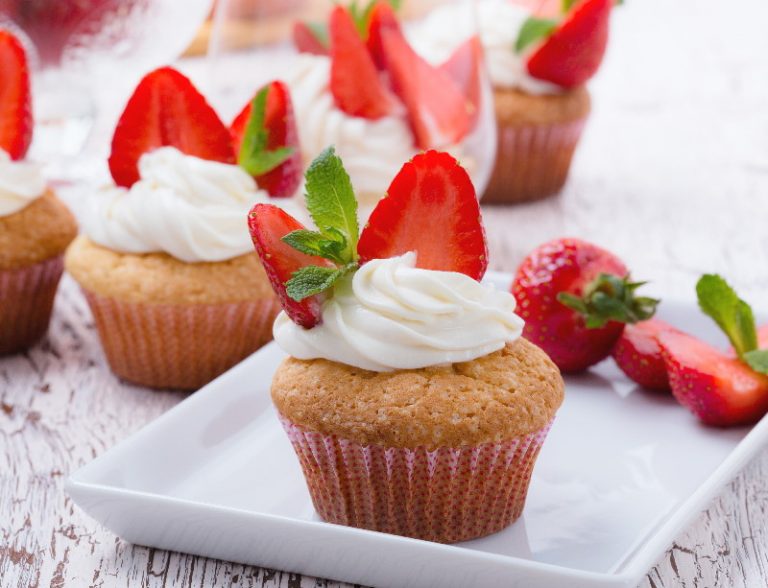 strawberries and cream cupcakes Masha